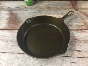 lot 11 image: Vintage Griswold #7 Cast Iron Skillet