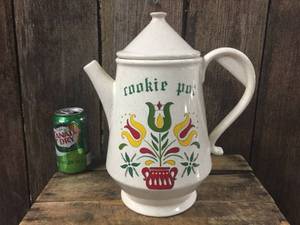 lot 21 image: Vintage McCoy Cookie Pot Cookie Jar