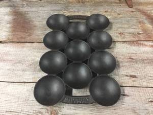 lot 37 image: Vintage Cast Iron R.& E. MFG. Co. Gem Pan