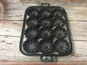 lot 39 image: Vintage Cast Iron Turks Head Muffin Pan
