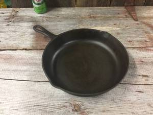 lot 40 image: Vintage #8 BSR Cast Iron Skillet W Heat Ring