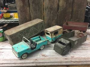 lot 47 image: Group Vintage Pressed Steel Toys