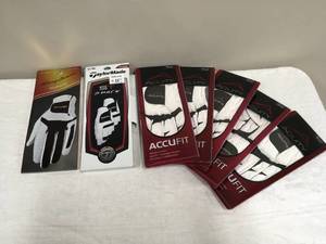 lot 985 image: Golfing gloves Lot 1