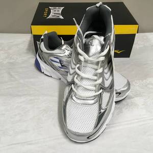 lot 1012 image: Everlast sneaker