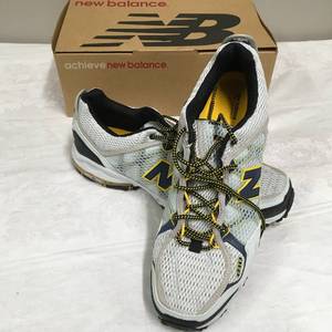 lot 1013 image: New Balance Sneaker