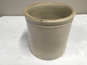 lot 909 image: Vintage Crock