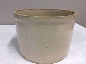 lot 910 image: Vintage Crock