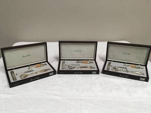 lot 966 image: Marshall Fields 3pc. Wine gift set