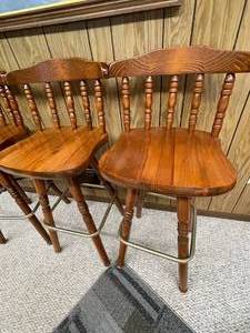 lot 82 image: 5 Wooden Swivel Bar Stools