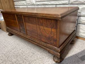 lot 89 image: Vintage Roos Cedar Chest