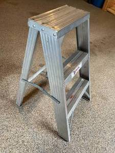lot 114 image: Keller 26 Inch Aluminum Step Ladder