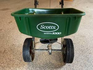 lot 127 image: Scotts Speedy Green Fertilizer Spreader