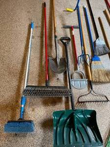 lot 132 image: Long Handled Tool Lot