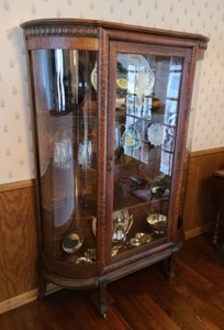 lot 5 image: Beautiful Vintage Curved Glass Display Cabinet