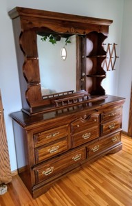 lot 9 image: Mirrored Dresser