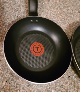 lot 33 image: Non Stick Pans