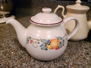 lot 38 image: Pretty Teapots