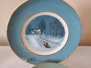 lot 49 image: Vintage Avon Plate Collection