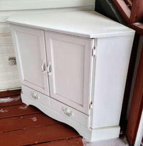 lot 68 image: Painted Corner Cabinet