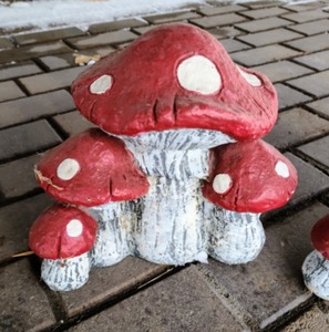 lot 70 image: Adorable Garden Mushrooms Figurines
