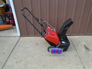Muray 20 2 cycle snow thrower. Good used condition. Fired & ether & ran good. As shown.