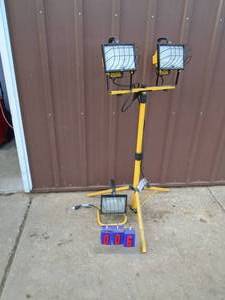 3 work lights. Used condition. Tested and works. As shown.