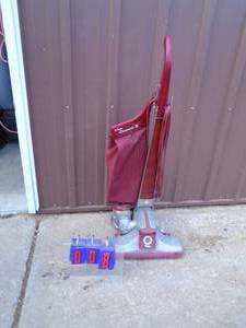 Kirby classic 3 vacuum. Good condition. Tested & works. As shown.