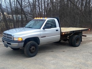 lot 1 image: 2001 Dodge Ram 3500 Flatbed Dually