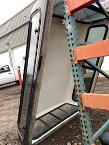 lot 8 image: Fiberglass Truck Topper