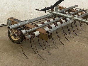 lot 23 image: 42 Pin-Hitch Lawn De-Thatcher