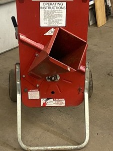 lot 26 image: Super Tomahawk Chipper  Shredder