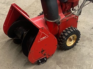 lot 37 image: Toro 524 Two-Stage Snow Blower