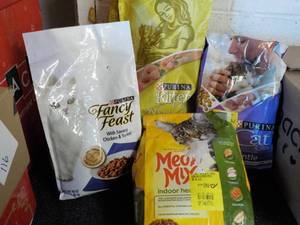 lot 117 image: Cat Food...