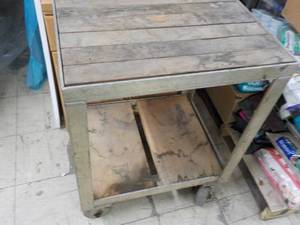 lot 186 image: Metal and Wood Unit on Wheels 25 x ...