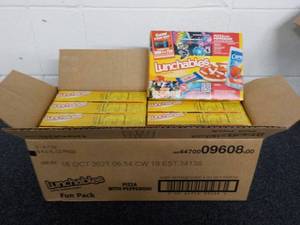 lot 252 image: Case of 8 - 4.7 oz Boxes Lunchables...