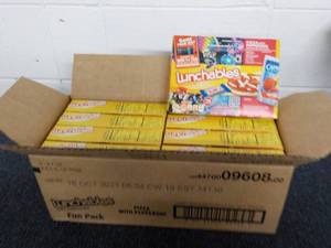 lot 253 image: Case of 8 - 4.7 oz Boxes Lunchables...