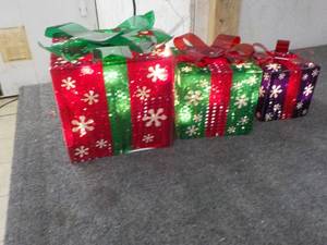 lot 316 image: Joiedomi Lighted Xmas Boxes...