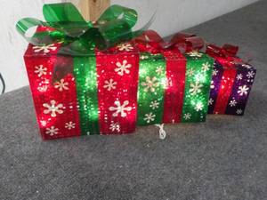 lot 317 image: Joiedomi Lighted Xmas Boxes...