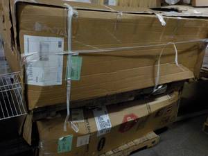lot 325 image: Pallet Lot of 2 Bathtubs...