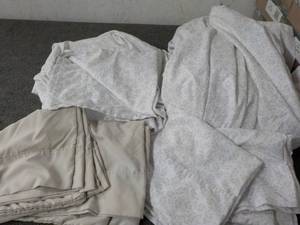 lot 333 image: Charisma King Size Sheet Set with 2...