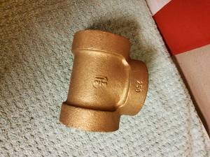lot 125 image: 1.5 in brass t fittin