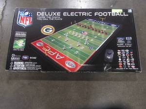 lot 340 image: Tudor Games GREEN BAY PACKERS NFL Deluxe Electric Football Game, 9082Y - Metal Game Top is Dented.