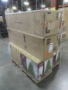 lot 348 image: WHOLESALE MIXED PALLET OF MISCELLANEOUS CHRISTMAS TREES