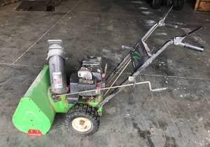 lot 5 image: Lawnboy Snow Blower 522R