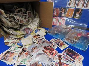 LAFGE BOX OF 1990 BASKETBALL CARDS PLUS