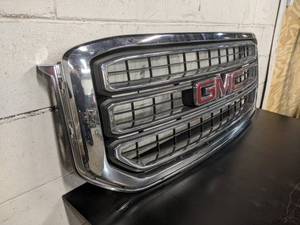 lot 134 image: 2015-2016 GMC Yukon Takeoff Grill - Part No. 16-003 - NO SHIPPING