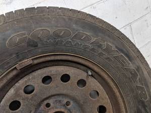 lot 176 image: Single Tire - 2010 Goodyear Wrangler HP P26570R17 on 6x5.5 Bolt Steel Rim - NO SHIPPING