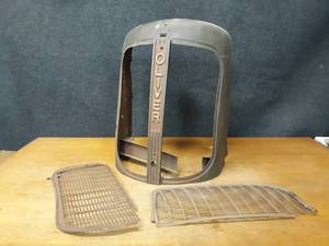 lot 52 image: OLIVER 60 Tractor Grill - Makes a great wall hanger - NO SHIPPING