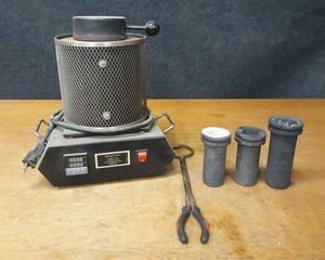 lot 70 image: Gold  Silver Melting Furnace - Electric 115V AC - Max Temp 2150°F w (3) Crucibles and Tongs - Good Working Unit