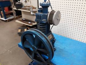 lot 83 image: QUINCY Model 108 Air Pump - Moves freely and Pumps - NO SHIPPING